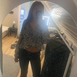 Mönstrad volang blus - Säljer denna fina volnag blusen ifrån hm i storlek m , den passra mig som brukta ha s 