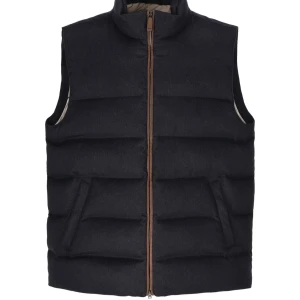 Herno Cashmere Silk Vest - Säljer denna fantastiska cashmere/silk västen från Herno.                                                                           Nypris 14 999kr                                                                  Säljer för 5 500kr.                                                              Passform Normal