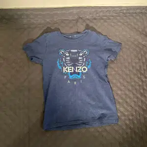 Snygg blå t-shirt från Kenzo med ett coolt tigertryck. Hör av dig om funderingar!