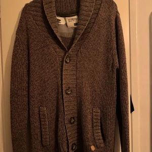 eight2nine cardigan - Säljer en snygg brun stickad cardigan från eight2nine. Den inköptes för ca 6 månader sedan och har inte används, inga defekter, skulle säga att skicket är 9/10. Säljes för 349. STL:M