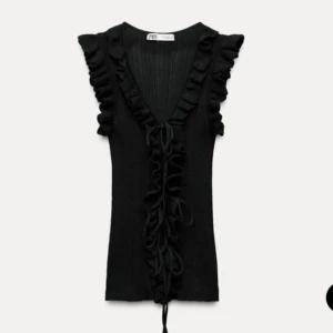 Topp Zara  - Säljer denna topp från Zara då den inte kommit till användning. Stl m. Pris kan diskuteras vid snabb affär! 