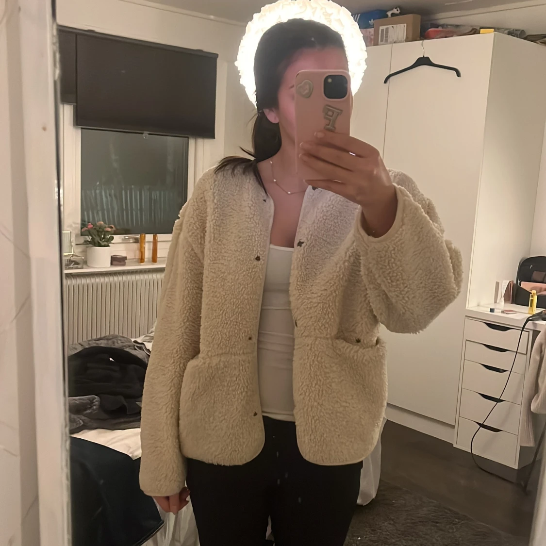 Beige teddyjacka från Divided - 1