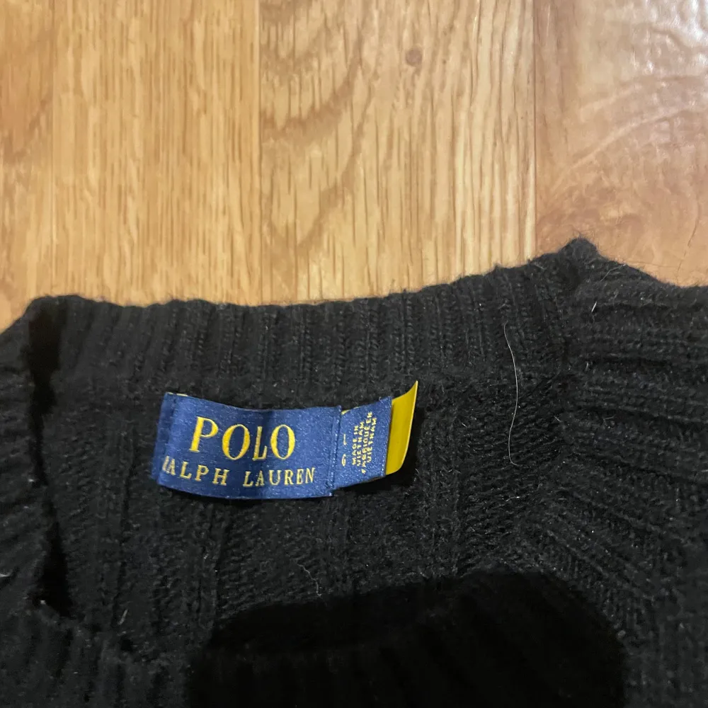 Säljer nu min riktigt feta svarta polo Ralph lauren knitted tröja med det klassiska röda Ralph lauren märket. Tröjan är i mycket bra skick och inte använts mycket. Pris kan disskuteras i PM!. Neuletakit & Villapaidat.