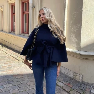 Poncho kappa - Hej, jag sälja min marin blåa poncho kappa från missäy pga att den ej går till användning. Passar jätte bra att ha nu till våren. Använd fåtal gånger och inga defekter💗skriv privat för tydligare bilder!!Skulle säga att den passar i storlek xs-m