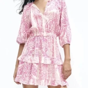 Rosa mönstrad klänning - Säljer denna söta rosa klänningen från zara🌺💗som jag har använt 2 gånger💗som jag köpte för 550kr🌺