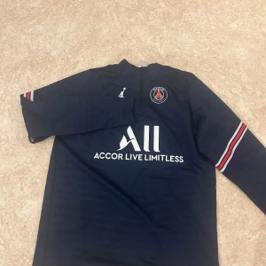 PSG Tröja - Använder inte längre, skick 8-10 storlek M men passar även L