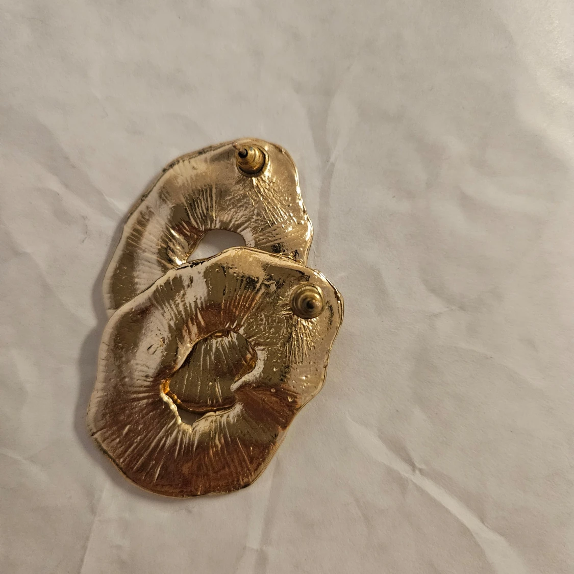 Guldiga abstrakta örhängen - 3