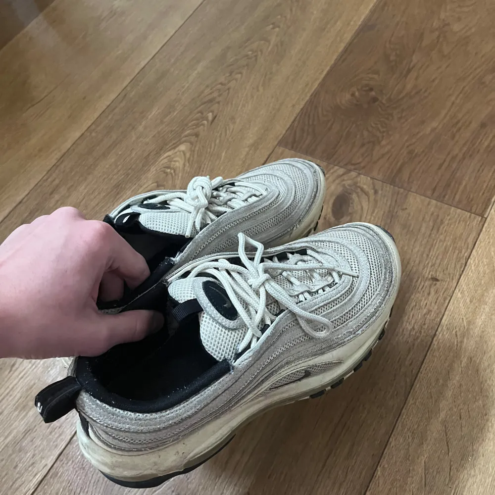 Säljer mina vita Air Max 90 då jag rensar min garderob. De är i bra skick och använt ett par gånger. Hör av för frågor eller fler bilder. Pris kan diskuteras . Kengät.
