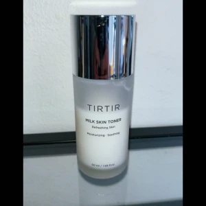 Tirtir - Milk skin toner  - ”Milk skin toner is an award-winning highly concentrated toner that many call "glass skin" in a bottle. Suitable for all skin types, including sensitive skin. Contains rice extract and niacinamide that brighten hyperpigmentation and even out skin tone. Hyaluronic acid and peptides provide deep and long-lasting hydration, while chamomile and centella asiatica have a healing and soothing effect.” Säljer då den tyvärr inte passar min hy, är ca 70% kvar i den.