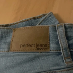 Ljusblå jeans från Gina Tricot - Säljer ett par ljusblå jeans från Gina Tricot. De är flare och lågmidjade!! Det är bara fråga om du har några frågor! Nypris 599