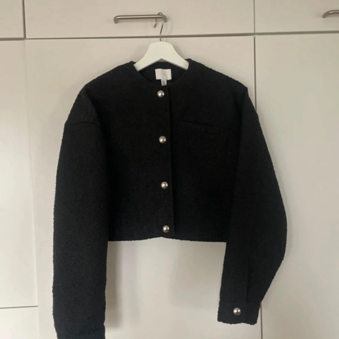 Svart kavaj med pärlknappar