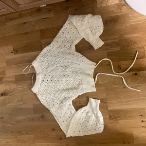 Vit stickad tröja från Pull & Bear - Säljer en söt vit tröja från Pull & Bear med spetsmönster och ballongärmar. Använd fåtal gånger🤍🤍