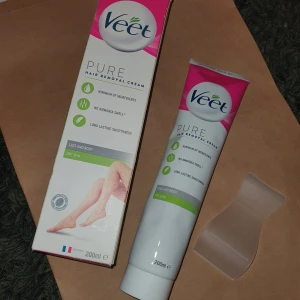 Hårborttagningskräm - Veet Pure hårborttagningskräm för ben och kropp, 200 ml. Perfekt för torr hud och ger långvarig mjukhet utan obehaglig lukt. Inkluderar en praktisk spatel för enkel applicering. Enbart testad!
