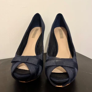 Mörkblå pumps med rosett - Storlek 38