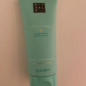 The Ritual of Karma After Sun Cooling Shower Gel - En uppfriskande duschgel från Rituals, The Ritual of Karma-serien. Innehåller aloe vera och vitt te för en svalkande effekt efter solning. Kommer i en turkos tub på 200 ml.