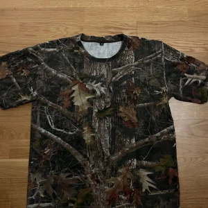 Camo t-shirt  - Tja! Säljer nu denna feta camo t shirten på grund av att den ej kommer till användning! - Skick: 8/10 Inga defekter - Storlek M - Tveka ej på att skriva vid eventuella frågor!! Mvh Lucas