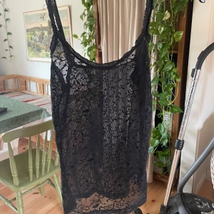 Svart meshtopp med ditaljer - Säljer en Svart meshtopp med ditaljer