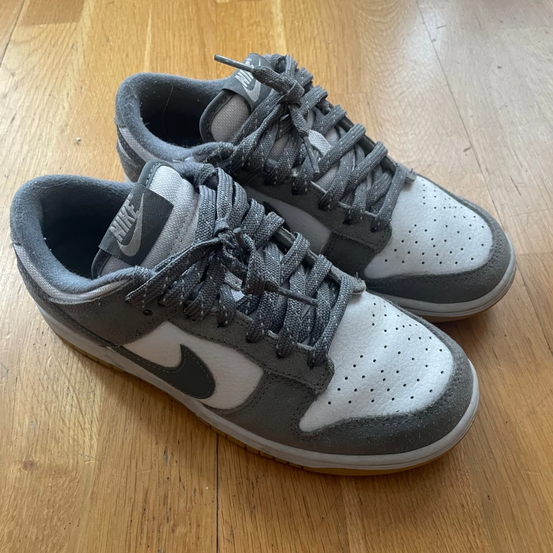 Grå och vita Nike sneakers - 1