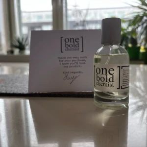 One Bold Chemist parfym - Säljer denna flaskan parfym av One bold Chemist Garnett 13.0 50ml. Den är helt ny, har endast luktat på den men inte använt den någonting. Det är bara att höra av sig vid minsta fundering ☺️