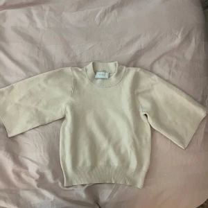 Beige tröja från Neo Noir - Säljer en stilren beige tröja från Neo Noir. Tröjan har vida trekvartsärmar. Aldrig använd 