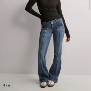Blå bootcut jeans - Snygga blå bootcut jeans med låg midja och sömmar. De är använda men i ett väldigt bra skick! Saknar dock sömn på ena bakfickan som gått upp, se bild 2 💗