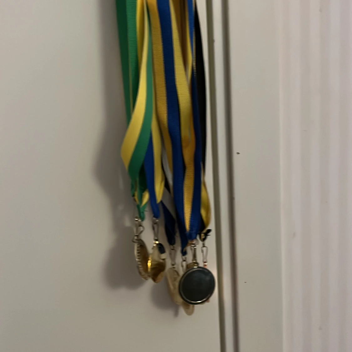 Samling av medaljer med färgglada band