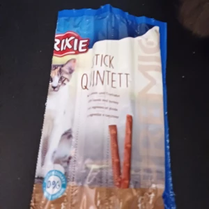 Trixie Stick Quintett - Trixie Stick Quintett är ett kattgodis med smak av lamm. Förpackningen är blå och brun med en bild på en katt. Perfekt för att skämma bort din katt med något extra gott. En tagen ur förpackningen, dög inte åt damen här hemma