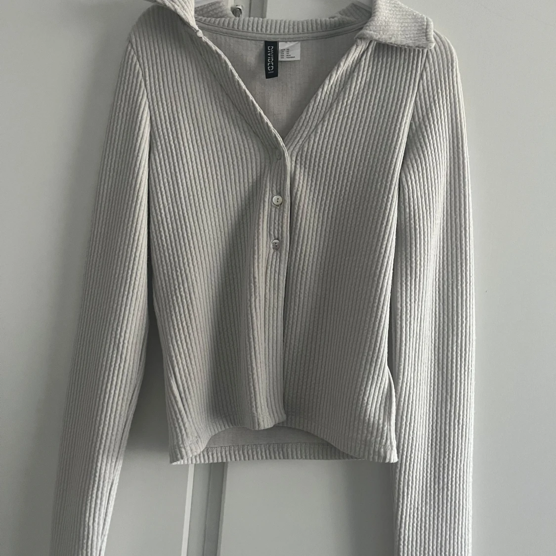 Grå ribbad kofta från Collusion