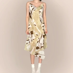 Mönstrad klänning från sanya Paris - Så fin vintageklänning som är gjord i Frankrike av 100% viskos! Perfekt sommarklänning eller som en layering piece. Jag på bilden har strl 36 på överdelar och är 170cm lång. Klicka på köp nu <33