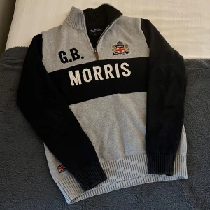 Morris Halfzip - Säljer denna snygga Morris halfzip tröja i storlek S. Tröjan är i toppen skick och har inga defekter!