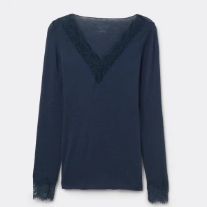 Mörkblå tröja från intimissmi - Elegant mörkblå topp med v-ringning och spetsdetaljer vid hals och ärmslut. Perfekt för en stilren look. !Nästan helt oanvänd!         Nypris: 460kr
