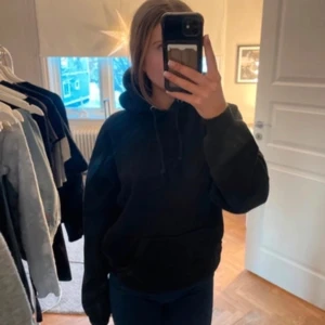 Svart hoodie - Vanlig svart hoodie från bikbok i bra skick. Säljer för den inte kommer till användning längre.