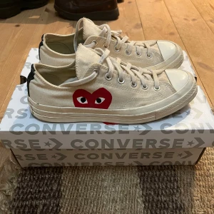 Cdg converse - Tja! Säljer ett par riktigt sjyssta cdg converse som är helt perfekta för vår och sommar😃passar dig som har storlek 41-42! Skorna är i okej skick men med lite tvätt blir dem mycket fina, därav priset☺️