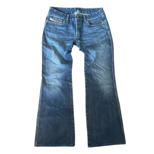 Blå jeans från Diesel - Snygga blå jeans från Diesel med bootcut-stil. Storlek L/XL w32 