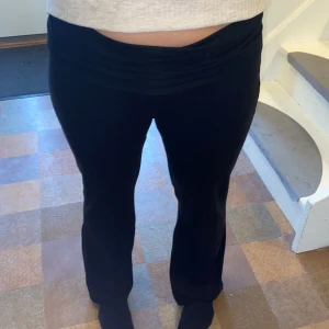 Svarta yoga pants från Gina Tricot -  Svarta yoga pants storlek L från Gina Tricot. Säljer för att jag råkade beställde fel storlek. Endast testad och använd en gång men tyvärr är lappen inte kvar. Priset kan diskuteras.