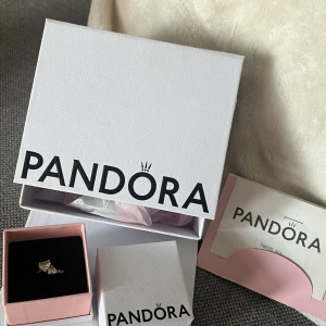 Ring med hjärtan från Pandora - Elegant ring från Pandora med två hjärtformade detaljer. Kommer i originalförpackning.