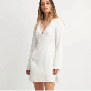 Vit klänning satin - Säljer min superfina vita klänning i satin från nakd som passar perfekt till studenten eller sommaren! Storlek 36 men skulle säga att den även passar 38. Använd 1 gång så i nyskick! Pris kan diskuteras🌸🌸
