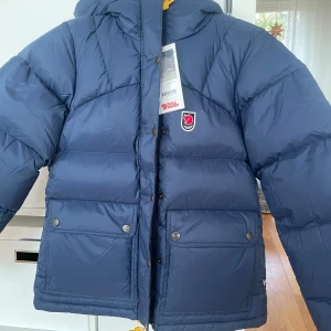 Fjällräven Expedition Down Lite XS Dam - Säljer en blå Expedition Down Lite Jacket från Fjällräven. Jackan är helt ny! Aldrig använd så helt i Nyskick!!                                                                Endast 5000kr obs skickas ej. Hämtas i Karlstad