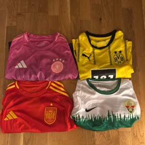 Fotbolls tröjor  - Hej! Säljer nu 4st snygga fotbolls tröjor, 1 för 180kr!, 2 för 250kr,! 3 för 320kr!, 4 för 420! Kan diskutera pris också! 
