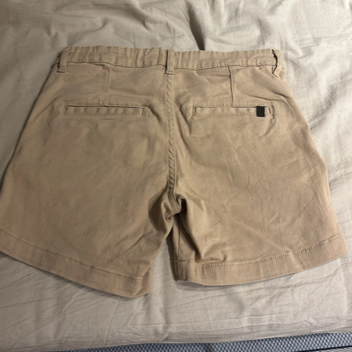Beige shorts med fickor - 1