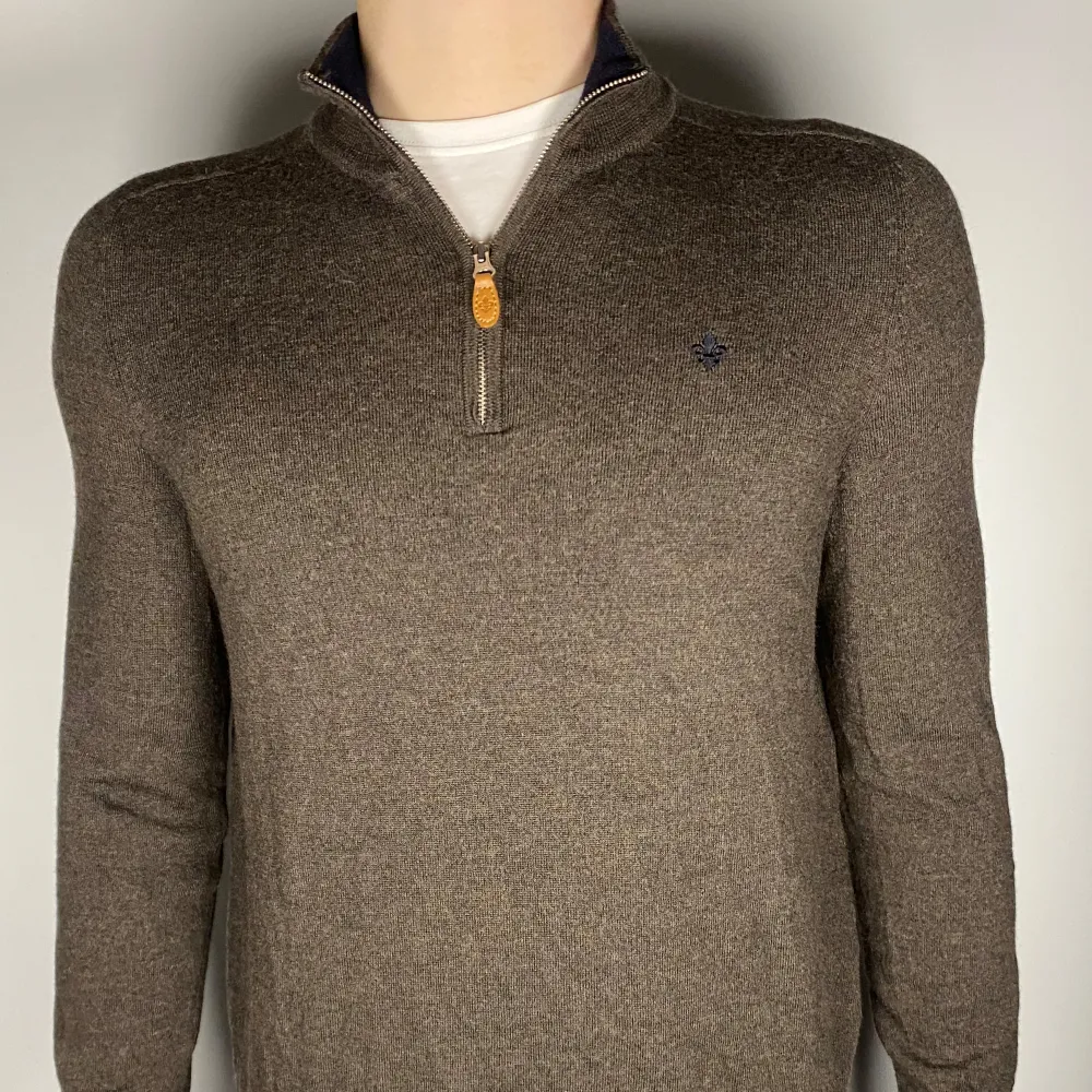 En riktig snygg och trendig Morris halfzip i riktigt bra skick, storlek L men sitter som M, 100% merinoull, vid frågor är de bara att skriva // Gramenti . Neuletakit & Villapaidat.