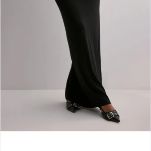 Svart långkjol - Elegant svart långkjol. Perfekt för både vardag och festliga tillfällen. Aldrig använd prislapp kvar!