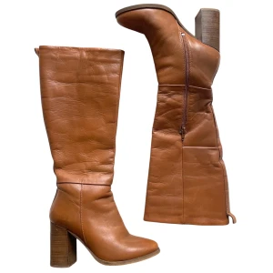 Bruna läder stövlar - Höga bruna boots i läder med klack och halvvägs-dragkedja 🤎Skafthöjd: 37 cm. Vadomkrets: 37 cm. Klackhöjd: 8.5 cm. Befintligt skick, skicket visas i bilderna. Jag är 1,67 för referens!