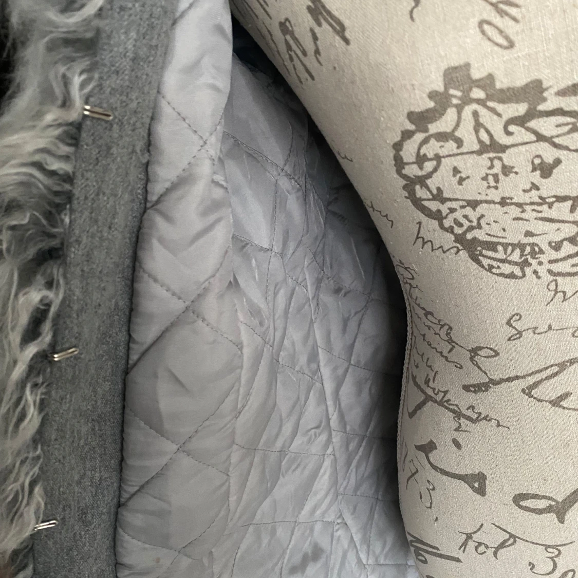 Grå kappa med fuskpälsdetaljer från Girls Casual Wear - 3