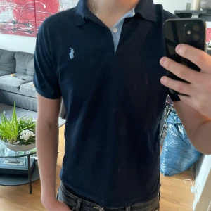 Ralph lauren piké - Säljer nu denna extremt feta Ralph Lauren piké i väldigt bra skick, endast använd ett fåtal gånger så är i princip nyskick. 