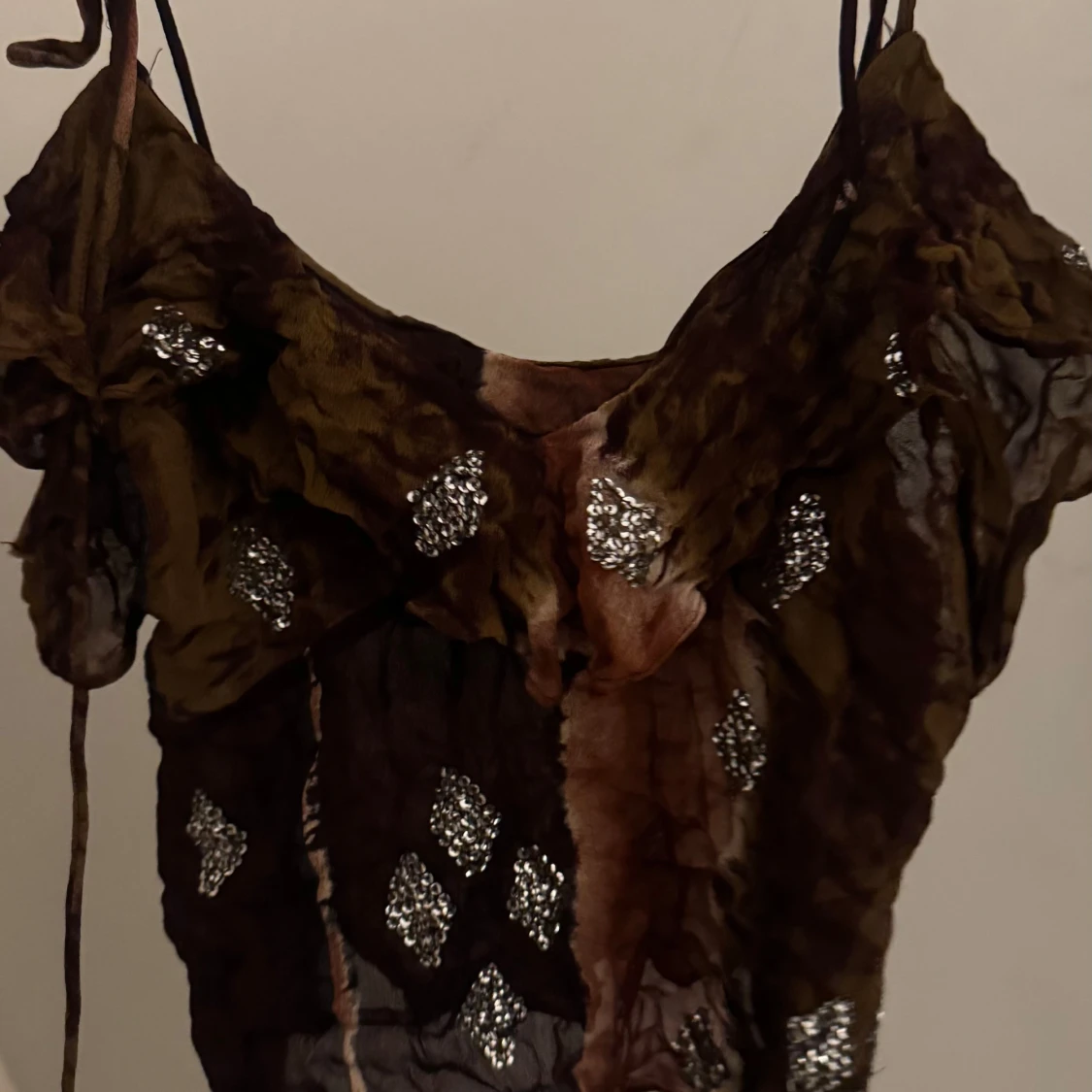 Brun tröja med paljettdetaljer