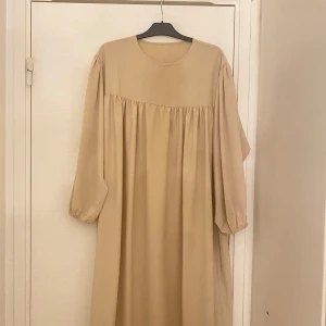 Abaya - Köpt från en hemsida på insta med väldigt bra kvalite. Skriv om det önskas fler bilder😊kan gå ner lite i pris vid snabb affär