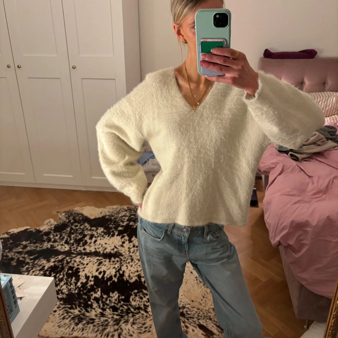 Vit lurvig tröja