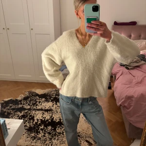 Vit lurvig tröja - Så fin och supermjuk och fluffig vit tröja med v-ringning, från Gina Tricot💕Storlek S men tror den passar bra till M också då jag vanligtvis är S/M i storlek!
