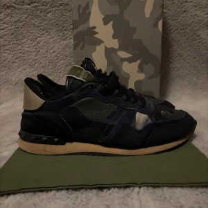 Valentino rockrunners - Snygga valentino skor i en unik färg med camo mönster perfekt inför hösten, dustbag medföljer